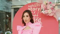 Kartika Wang saat launching koleksi baru salah satu brand softlens. (Dok. IST)