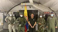 Dairo Antonio Usuga, alias “Otoniel,” pemimpin kartel Clan del Golfo yang kejam, ditampilkan kepada media di sebuah pangkalan militer di Necocli, Kolombia, Sabtu, 23 Oktober 2021 (AP Photo)