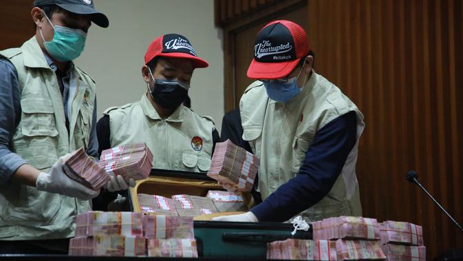 KPK memperlihatkan barang bukti berupa uang sekoper yang menjerat Gubernur Sulsel Nurdin Abdullah. (Dok.KPK)