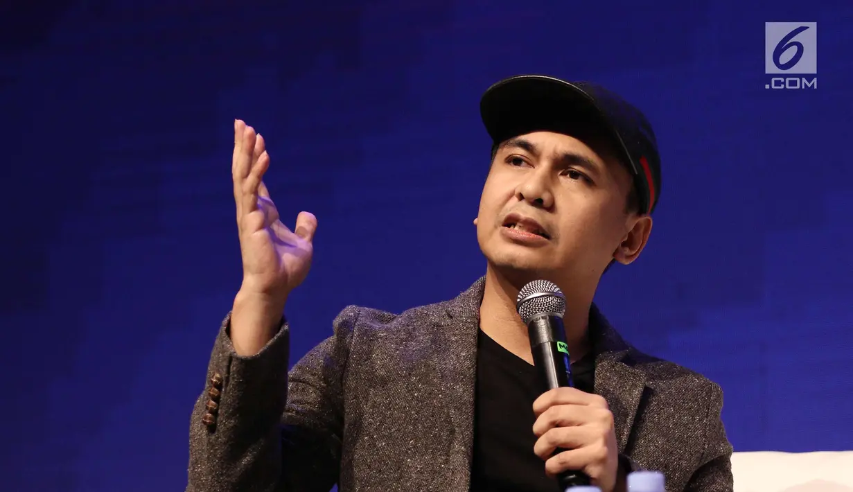 Konten Kreator Raditya Dika menjadi pembicara selama XYZ DAY 2018 di Jakarta, Rabu (25/4). Acara ini bertujuan memberikan insight yang lebih mendalam tentang generasi X, Y, dan Z dari para ahli di bidangnya. (Liputan6.com/Herman Zakharia)