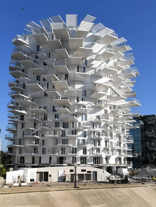 Gambar pada 23 Oktober 2018 menunjukkan sebuah bangunan "Arbre Blanc" atau yang berarti Pohon Putih di Montpellier, Prancis. Uniknya, gedung YANG berdiri di pinggir Sungai ini dirancang memiliki cabang-cabang layaknya pohon. (PASCAL GUYOT/AFP)