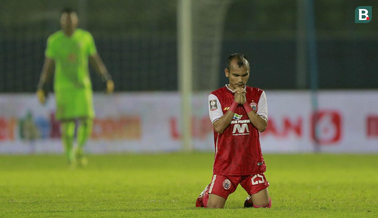 Gelandang Persija Jakarta, Riko Simanjuntak, berdoa usai laga melawan Barito Putera pada laga perempat final Piala Menpora 2021 di Stadion Kanjuruhan, Malang, Sabtu (10/4/2021). Persija Jakarta menang dengan skor 1-0. (Bola.com/Arief Bagus)