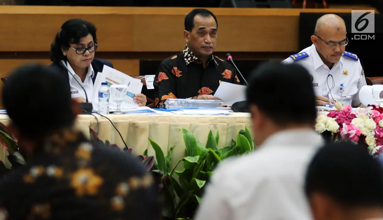 Menteri Perhubungan Budi Karya Sumadi (tengah) memaparkan pencapaian kinerja akhir tahun 2018 Kementerian Perhubungan di Jakarta, Kamis (13/12). Sejumlah pencapaian tercatat seperti pembenahan transportasi darat, laut dan udara. (Liputan6.com/Johan Tallo)