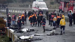 Helikopter jatuh di jalan tol Istanbul, Turki, Jumat (10/3). Lima orang yang berada di dalamnya tewas seketika. (AP Photo)