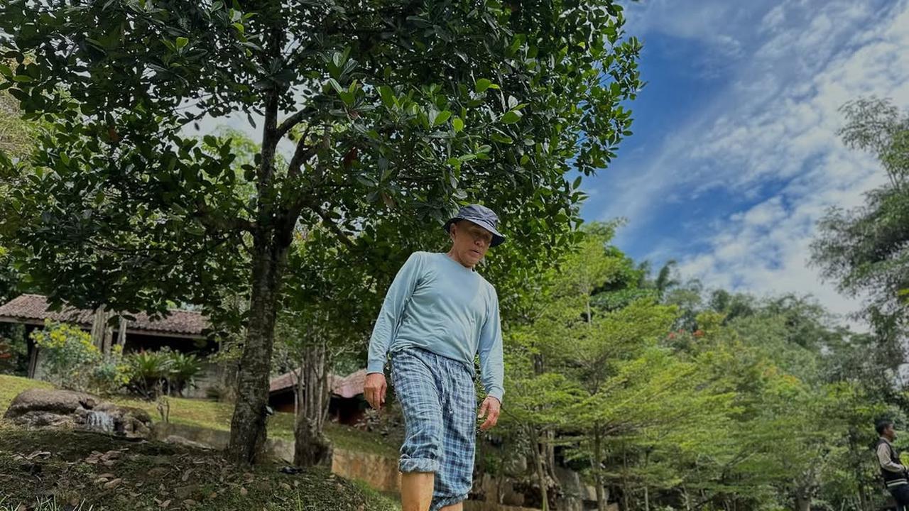Jenderal Bintang Tiga Polisi Lagi Asyik Nyangkul di Kebun