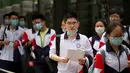 Para siswa memasuki sekolah untuk mengikuti Ujian Masuk Perguruan Tinggi Nasional (NCEE) hari pertama yang dikenal sebagai “Gaokao” di Beijing (7/6/2021).  (AFP/Wang Zhao)