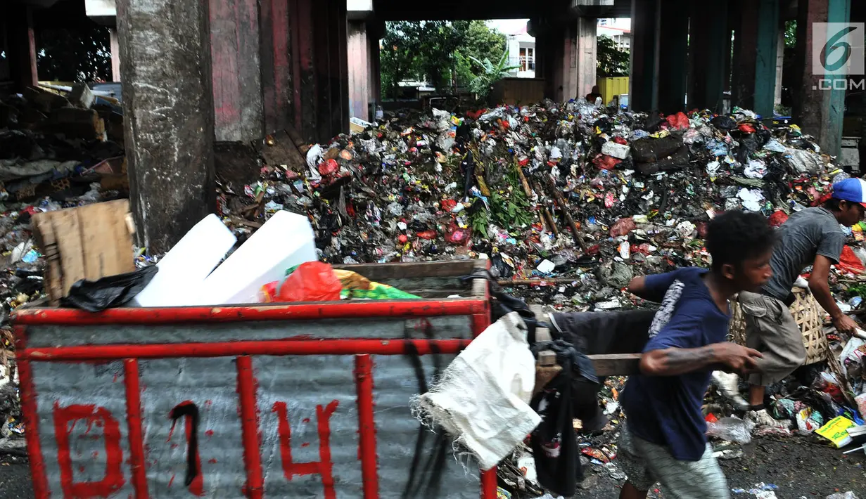 Pemulung memilah sampah di kolong Tol Wiyoto-Wiyono, Sungai Bambu, Jakarta, Selasa (15/1). Kolong Tol tersebut berubah menjadi tempat penampungan sampah warga di 3 kelurahan sehingga menyebabkan pencemaran lingkungan. (Merdeka.com/Iqbal S. Nugroho)
