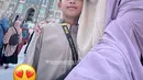 Menjadi kakak tertua, Kiesha Alvaro merasa punya tanggung jawab penuh terhadap ibunda dan adik-adiknya, apalagi setelah Okie Agustina resmi bercerai dari Gunawan Dwi Cahyo. Potret kebersamaan Okie Agustina bersama si bungsu ini penuh kehangatan. Usianya baru 10 tahun, Okie Agustina setia mendampingi dan membimbing Miro dalam proses pelaksanaan umroh. (Liputan6.com/IG/okieagustina_)