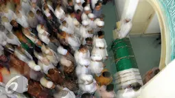 Warga bergiliran mengikuti salat jenazah Almarhum Ali Mustafa Yaqub (AMY) di Masjid Muniroh Salaman,Tangsel, Banten, Rabu (28/4). AMY meninggal di RS Hermina, Ciputat, Kamis (28/4/2016) pukul 06.00 WIB. (Liputan6.com/Helmi Afandi) 