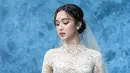 Pesona Yasmin Napper sebagai pengantin perempuan kian anggun dengan tatanan rambut lowbun. Aksen kepang di bagian depan memberi sentuhan lembut pada tampilan Yasmin [@riomotret]