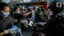Relawan membagikan masker kepada pengguna jalan di Kawasan Bundaran HI, Jakarta, Selasa (17/3/2020). Sebanyak 3.000 masker dibagikan secara gratis sebagai salah satu bentuk keprihatinan sekaligus berpartisipasi dalam upaya mencegah penyebaran virus corona COVID-19. (Liputan6.com/Faizal Fanani)