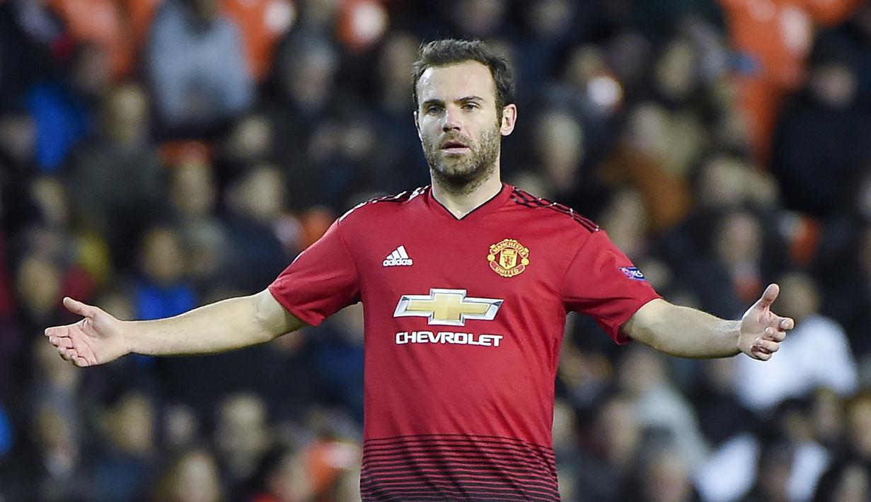 Sang ayah awalnya juga seorang pesepak bola pada tahun 1980 an. Kini Juan Mata akan memeperpanjang kontraknya di Man United lewat komando sang ayah. (AFP/Jose Jordan)
