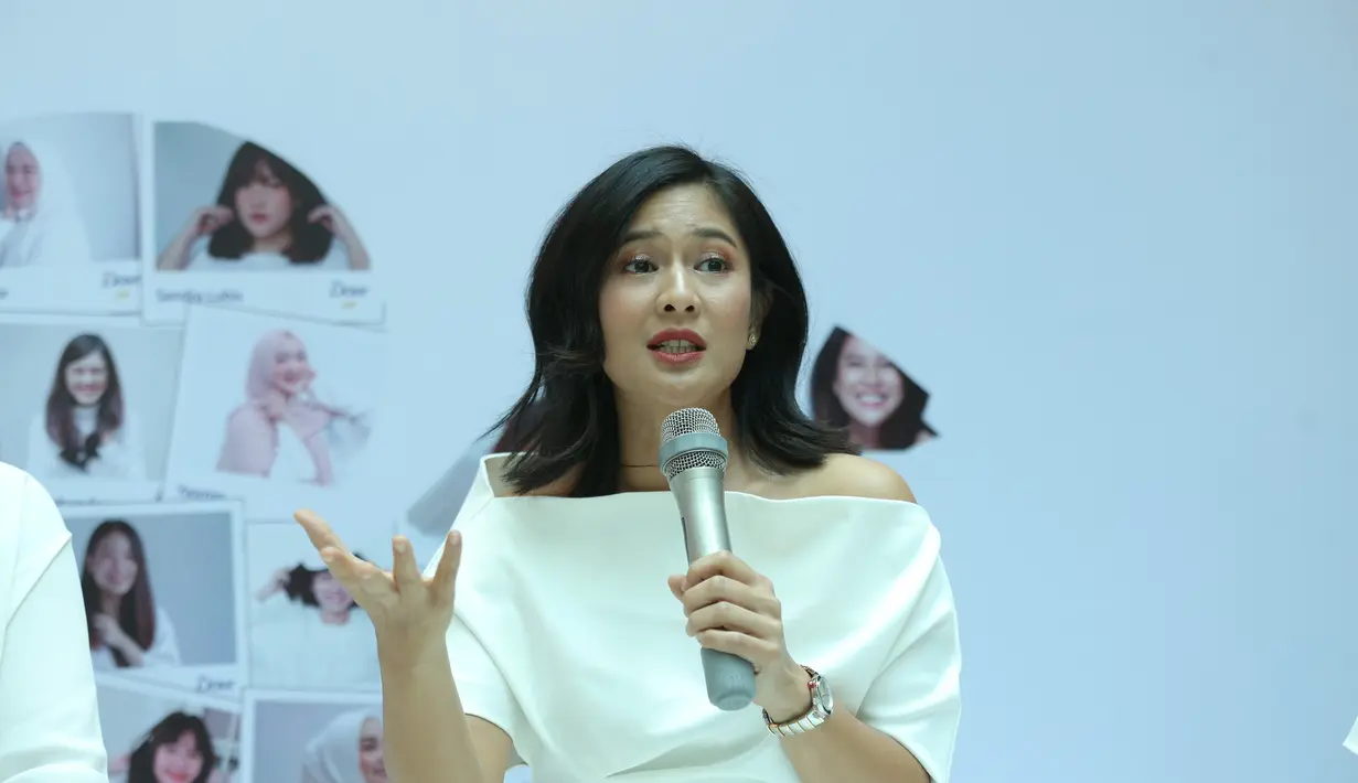 Dian Sastrowardoyo saat sharing session di Dove X Fimelahood di kawasan Menteng, Jakarta Pusat, Kamis (10/10/2019).(Daniel Kampua/© Fimela.com)