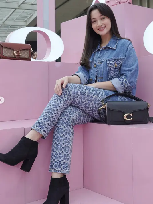 <p>Ia juga tampuk dengan jaket denim yang disertai motif memikat, hadirkan pesona gaya memukau yang menjanjikan. [Foto: Instagram/ Megan Domani]</p>