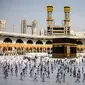 Jamaah haji mengelilingi Ka’bah dengan menjaga jarak di Masjidil Haram, kota suci Mekkah, Arab Saudi (31/07/2020) (Kementerian Media Saudi / AFP)