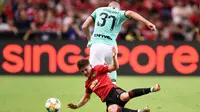 Pemain baru MU, Daniel James, terjatuh saat berhadapan dengan Inter Milan di ICC 2019 di Singapura, Sabtu (20/7). (AFP/Roslan Rahman)