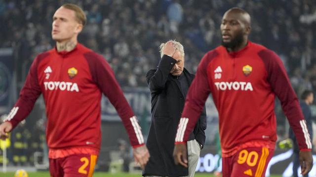 Foto: Panasnya Duel Lazio vs AS Roma di Coppa Italia, 3 Kartu Merah Hingga Ribut Antar Pemain dan Suporter