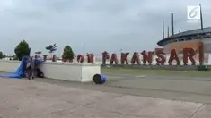 Pengungsi asal Palestina ditemukan di sekitar Stadion Pakansari, Bogor. Mereka ingin menemui Bupati bogor untuk meinta rumah.