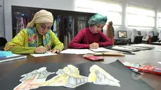 Dua pelajar SMK NU Banat, Kudus, Jawa Tengah, yang sedang membuat sketsa gaun muslim di sela-sela peresmian sekolah ini sebagai sekolah fashion, Rabu (11/3/2015). (Liputan6.com/Panji Diksana)