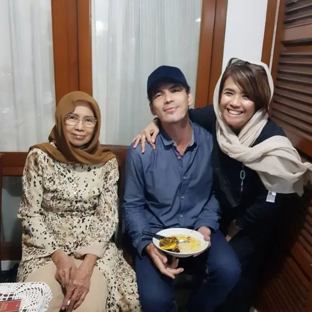 6 Potret Teddy Syach dan Keluarga Gelar Tahlilan Rina Gunawan, Penuh Haru