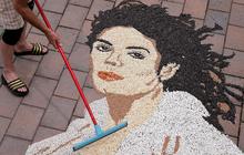 FOTO: Hanya dengan Biji-Bijian, Seniman Kosovo Ini Munculkan Penampakan Michael Jackson di Atas Trotoar