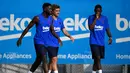 Penyerang baru Barcelona, Antoine Griezmann bersama rekannya Samuel Umtiti dan Ousmane Dembele tiba untuk mengikuti latihan pramusim pertama di Joan Gamper, Barcelona (15/7/2019). Barcelona akan menghadapi Chelsea pada pertandingan pramusim. (AFP Photo/Lluis Gene)