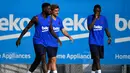 Penyerang baru Barcelona, Antoine Griezmann bersama rekannya Samuel Umtiti dan Ousmane Dembele tiba untuk mengikuti latihan pramusim pertama di Joan Gamper, Barcelona (15/7/2019). Barcelona akan menghadapi Chelsea pada pertandingan pramusim. (AFP Photo/Lluis Gene)