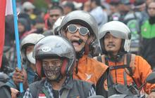 FOTO: Jeritan Ojek Online Curhat Tarifnya Dipotong 30 Persen Saat Demo Besar-Besaran Dekat Monas