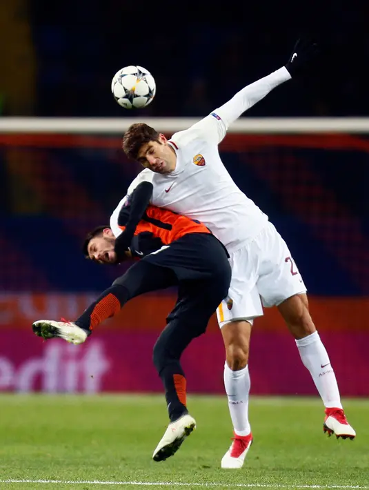 Pemain  AS Roma, Federico Fazio dan pemain Shakhtar Donetsk, Facundo Ferreyra berebut bola pada leg pertama babak 16 besar Liga Champions di Oblasny SportKomplex Metalist, Kamis (22/2). Roma dipaksa takluk 1-2 meski lebih dahulu unggul (AP/Efrem Lukatsky)