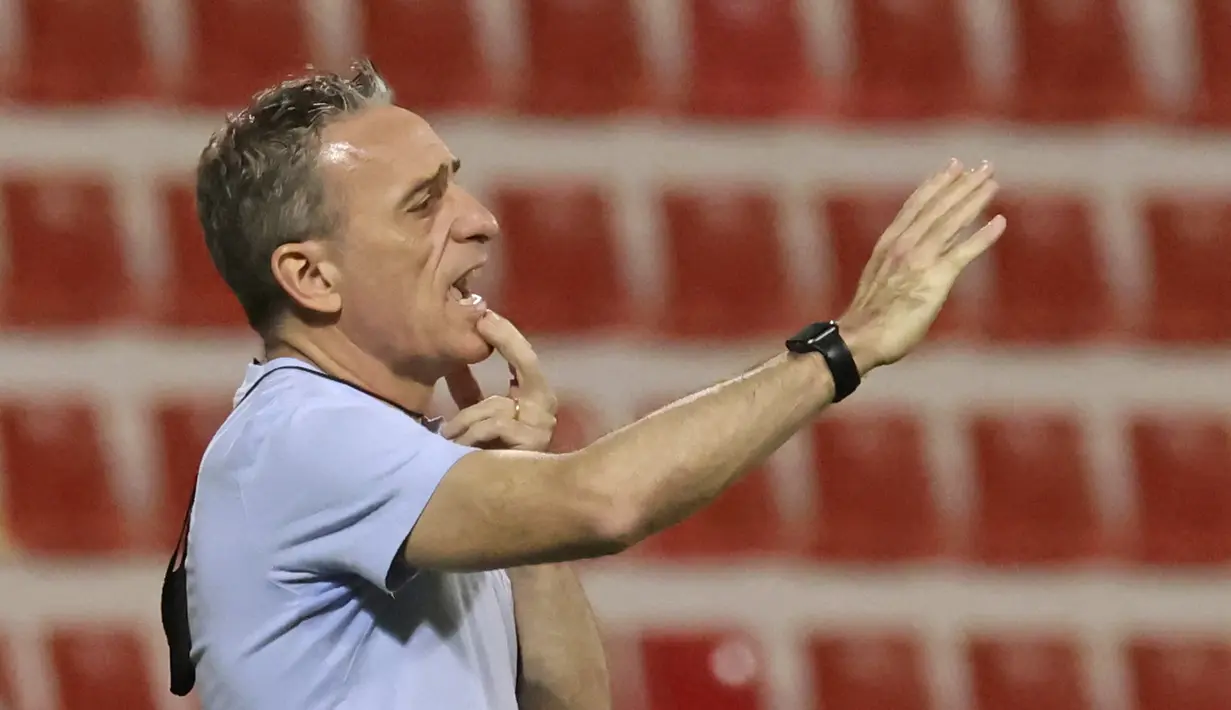 Pelatih Korea Selatan Paulo Bento menginstruksikan pemainnya saat bertanding melawan Suriah pada lanjutan kualifikasi Piala Dunia 2022 zona AFC di Stadion Al-Rashid, di Dubai, Selasa (1/2/2022). Hasil ini membuat Korea Selatan lolos ke Piala Dunia 2022 Qatar. (AFP/Karim Sahib)