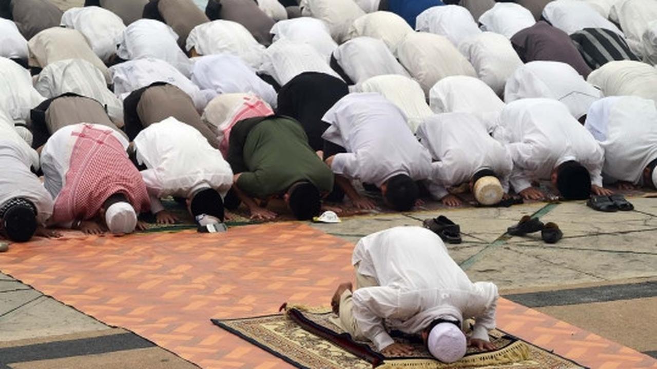Ribuan warga Riau gelar salat minta hujan di tengah kabut asap