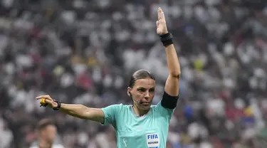 Wasit Stephanie Frappart beraksi selama pertandingan grup E Piala Dunia antara Kosta Rika dan Jerman di Stadion Al Bayt di Al Khor, Qatar, Jumat, 2 Desember 2022. Stephanie Frappart merupakan wasit wanita pertama yang memimpin perhelatan Piala Dunia Pria di laga itu. (AP Photo/Matthias Schrader)