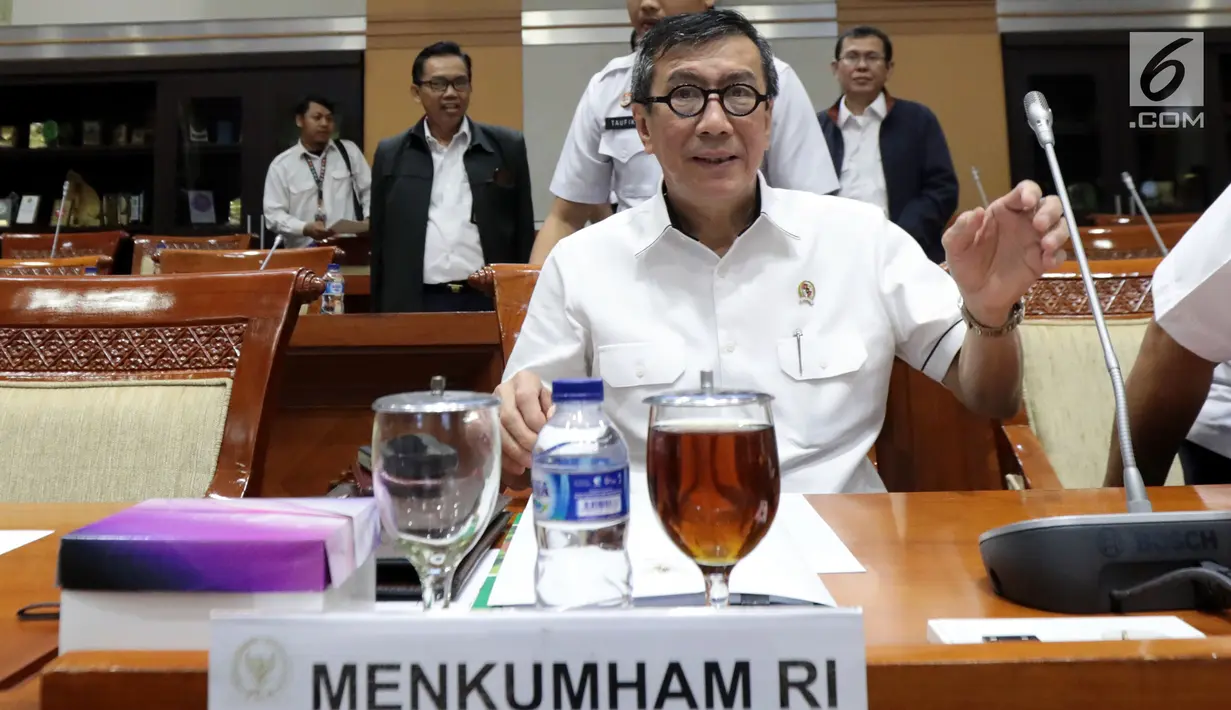 Menkumham Yasonna Laoly mengikuti rapat kerja dengan Komisi III DPR di kompleks Parlemen, Jakarta,  Rabu (6/3). Rapat membahas pengajuan kewarganegaraan RI dari pesepakbola asal Nigeria, Godstime Ouseloka Egwuatu. (Liputan6.com/Johan Tallo)