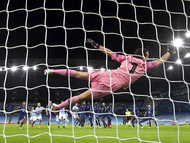 Kiper FC Porto, Agustin Marchesin, gagal menghalau bola tendangan gelandang Manchester City, Ilkay Gundogan, pada laga Liga Champions di Stadion  Etihad, Kamis (22/10/2020). City menang dengan skor 3-1. (Paul Ellis/PA via AP)