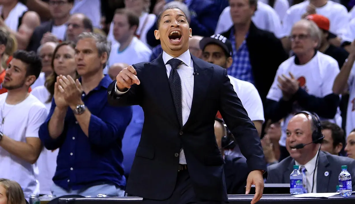 Pelatih Cavaliers, Tyronn Lue berteriak memberikan instruksi saat timnya melawan Toronto Raptors pada final Wilayah Timur NBA Playoffs 2016 di Air Canada Centrer, Selasa (24/5/2016), Toronto, Ontario, Canada. (Vaughn Ridley/Getty Images/AFP)