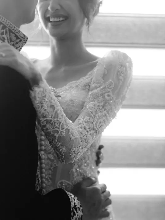 “Akhirnya merasakan jadi Nona Manado seutuhnya thanks to our dearest Mas @didietmaulana & @svarna_byikatindonesia,” tulis Mikha. @miktambayong.