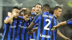 Penyerang Inter Milan, Lautaro Martinez (kiri) berselebrasi dengan rekan satu timnya setelah mencetak gol ke gawang Cremonese pada pertandingan lanjutan Liga Serie A Italia di stadion San Siro di Milan, Italia, Rabu (31/8/2022). Inter Milan menang atas Cremonese 3-1. (AP Photo/ Luca Bruno)