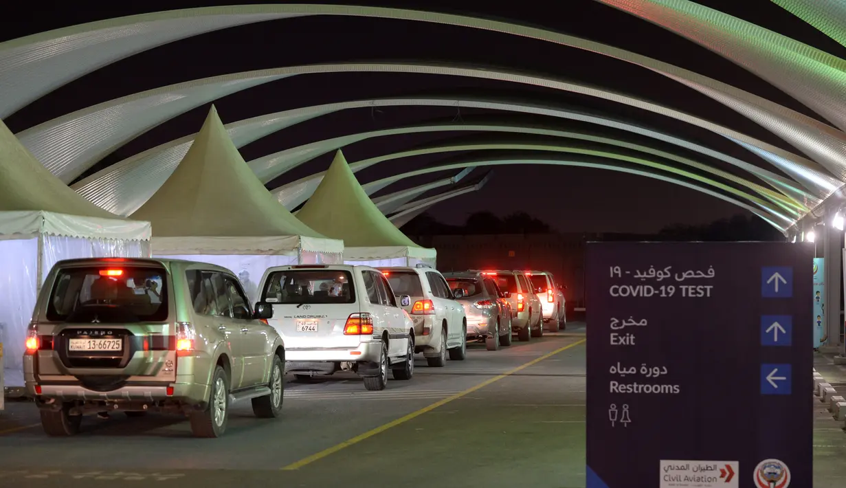 Orang-orang mengantre untuk menjalani tes COVID-19 di pusat tes COVID-19 lantatur (drive-thru) di Kegubernuran Farwaniya, Kuwait, 18 November 2020. Kuwait pada Rabu (18/11) melaporkan tambahan 452 kasus COVID-19 dan sembilan kematian baru. (Xinhua/Asad)