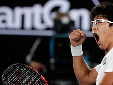 Ekspresi petenis Korea Selatan Chung Hyeon memasukan poin saat bertanding melawan petenis Serbia, Novak Djokovic pada putaran keempat kejuaraan tenis Australia Terbuka di Melbourne (22/1). Chung Hyeon menang 6-7(4), 5-7, 6-7(3). (AP Photo/Vincent Thian)