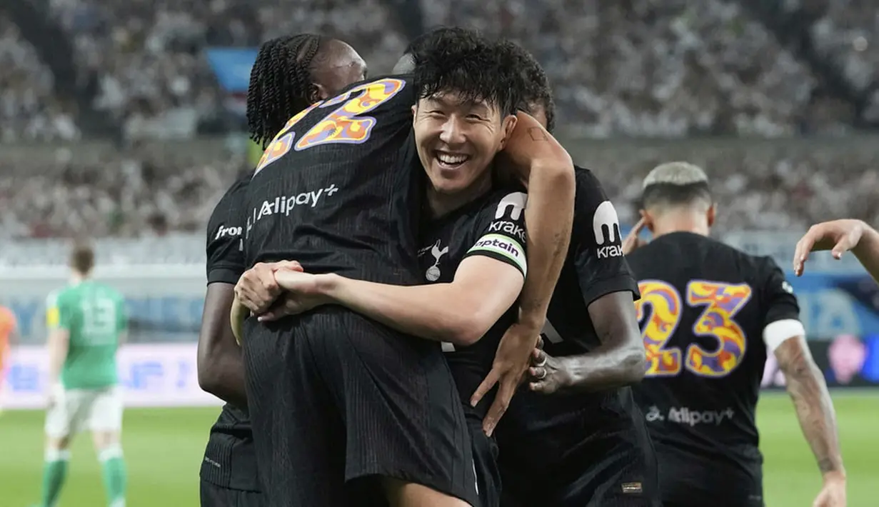 Pemain Tottenham Hotspur, Son Heung-min merayakan gol yang dicetak oleh Brennan Johnson ke gawang Newcastle dalam laga persahabatan di Seoul World Cup Stadium, Seoul, Korea Selatan, Minggu (03/08/2025) waktu setempat. (AP Photo/Ahn Young-joon)