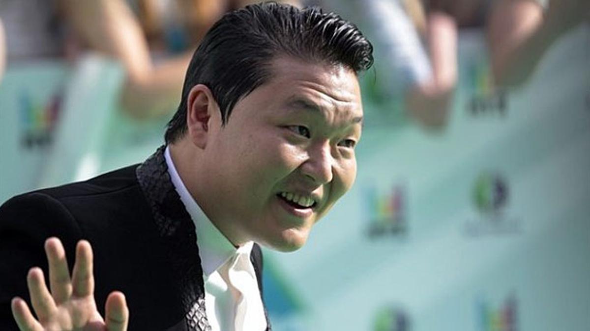PSY Muncul Jadi Model Majalah di Italia - ShowBiz Liputan6.com