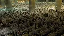 Puluhan ribu peserta demo 2 Desember menunaikan ibadah salat subuh berjamaah di Masjid Istiqlal, Jakarta, Jumat (2/12). Mereka kebanyakan telah tiba di Masjid Istiqlal sejak malam hari. (Liputan6.com/Gempur M Surya)