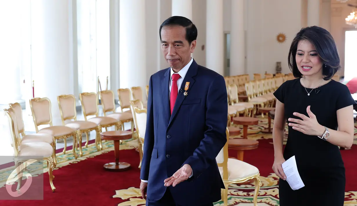 Presiden RI Joko Widodo berjalan saat wawancara khusus dengan group SCTV di Istana Bogor, Sabtu (16/4). Jokowi membeberkan semua program kerja pemerintahannya dan menjelaskan sikap tegas pemerintah atas tindakan terorisme. (Liputan6.com/Angga Yunair)