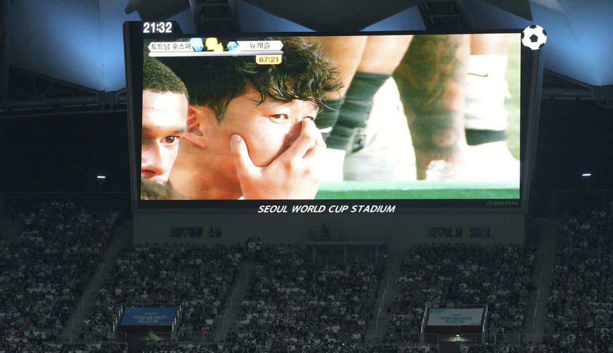 Pemain Tottenham Hotspur, Son Heung-min tampak tak mampu membendung air matanya dilihat dari layar stadion dalam laga persahabatan pramusim melawan Newcastle di Seoul World Cup Stadium, Seoul, Korea Selatan, Minggu (03/08/2025) waktu setempat. (AP Photo/Ahn Young-joon)