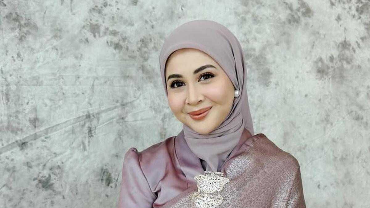 Gaya Elegan Kesha Ratuliu saat Jadi Bridesmaids Dibalut Kain Songket Lilac