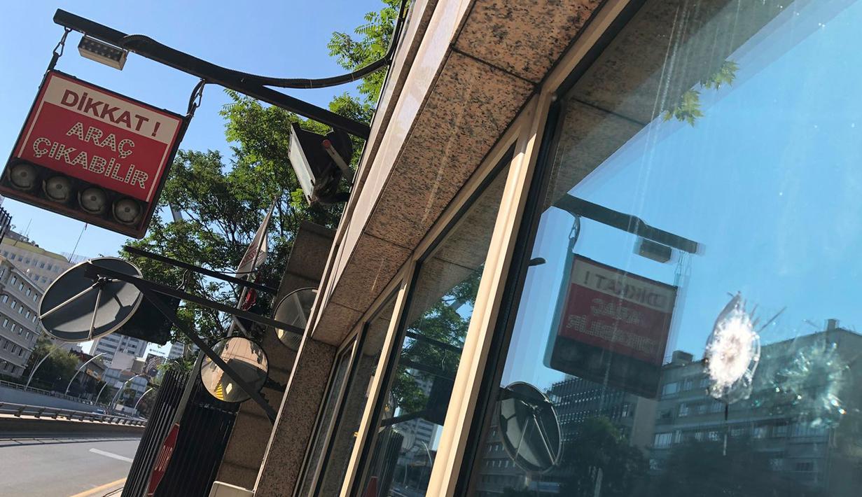 Sebuah kaca bilik keamanan Kedutaan Besar Amerika Serikat tertembak di Ankara, Turki, (20/8). Setidaknya ada empat tembakan di depan Gate 6 Kedubes AS di Ankara. (AP Photo/Burhan Ozbilici)