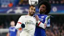 Gelandang PSG, Lucas Moura (depan) berebut bola dengan gelandang Chelsea, Willian pada leg kedua liga Champions di Stamford Bridge, London, Inggris (10/3). PSG menang atas Chelsea dengan skor 2-1. (Reuters/Stefan Wermuth)