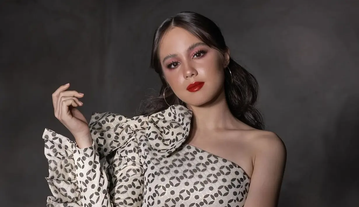 Dalam pemotretan terbarunya bareng Rio Motret ini Nicole Rossi bikin pangling. Memasuki usia remaja, Nicole Rossi semakin pancarkan pesonanya. Wajah cantik Nicole Rossi ini dipoles oleh MUA Rame Jee dan mengenakan dress off shoulder rancangan desainer Renzi Lazuardi. Lipstik merah dan eyeshadow merah muda membuat makeup Nicole Rossi ini on point. (Liputan6.com/IG/@nicole_rossi_)