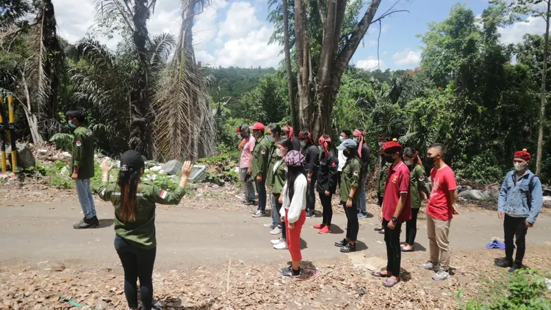 Sejumlah aktivis mahasiswa dan pemuda di Tomohon menggelar upacara bendera di lokasi pembuangan sampah.