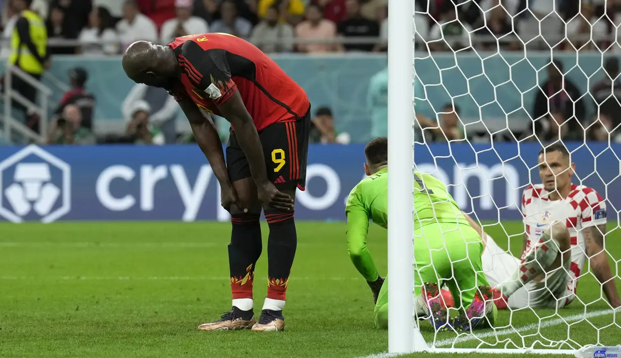 <p>Reaksi kecewa pemain Belgia,&nbsp;Romelu Lukaku setelah gagal mencetak gol ke gawang Kroasia saat matchday ketiga Grup F Piala Dunia 2022 yang berlangsung di&nbsp;Ahmad Bin Ali Stadium, Kamis (01/12/2022). (AP/Francisco Seco)</p>